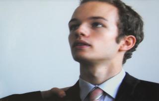Aidan, still uit Rites of Passage
