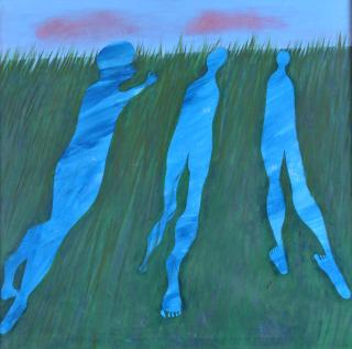 Drie figuren in het gras